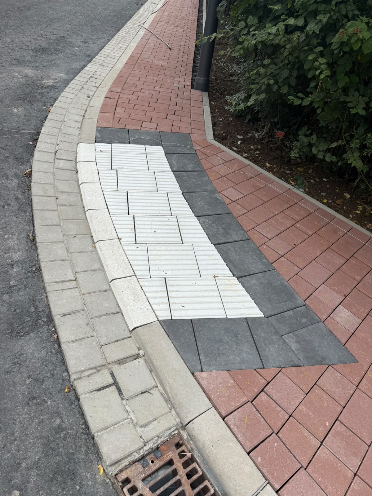 Detail einer Natursteinfläche mit Mosaikpflaster