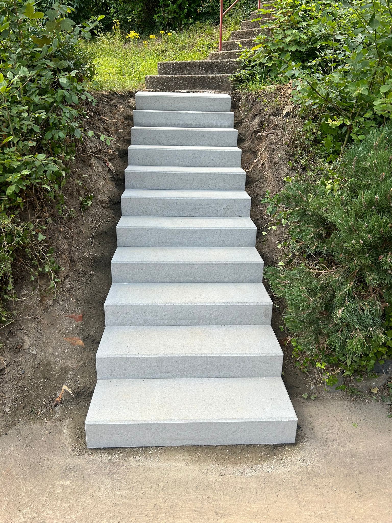 Neu gebaute Außentreppe aus Granit